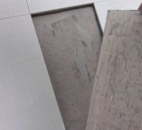 抚远瓷砖空鼓维修公司分享瓷砖铺贴时如果打浆（即涂抹在瓷砖背面和基层上的砂浆或瓷砖胶）过少，会带来以下问题